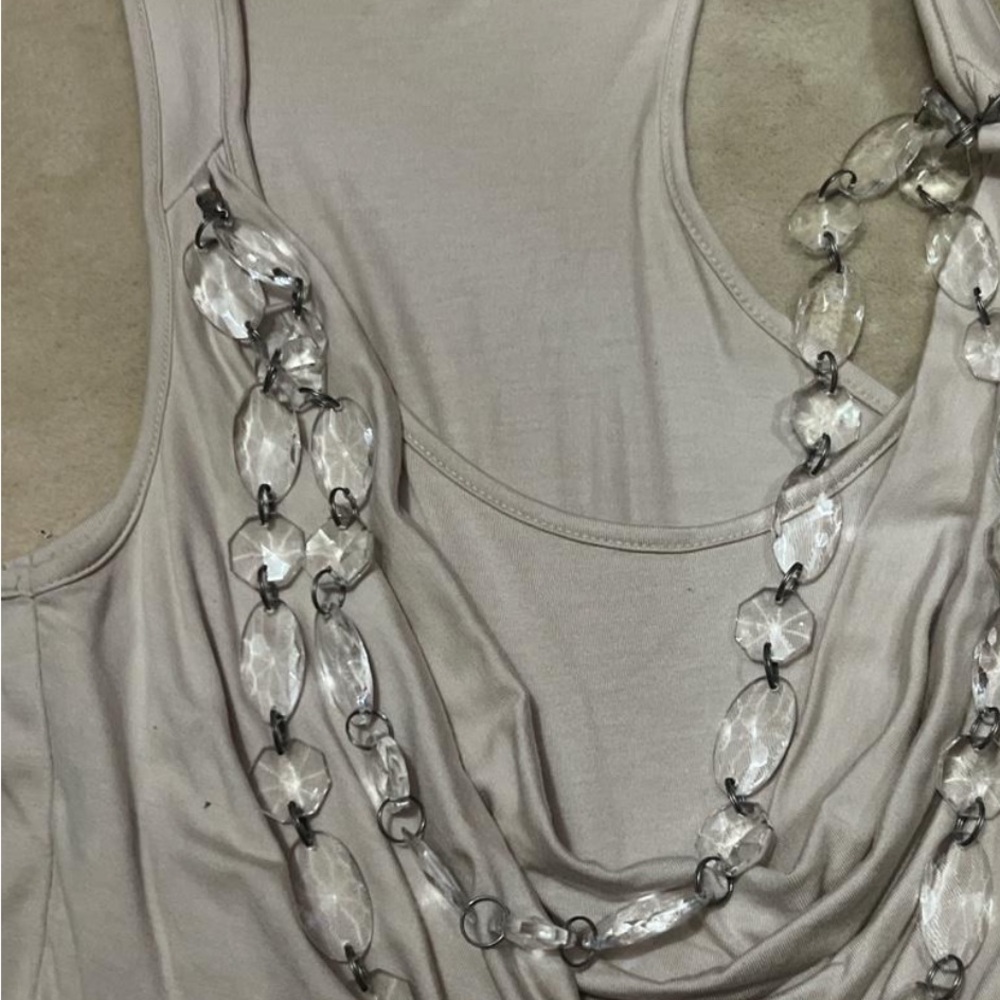 Elegant Cream Sleeveless Top with Beaded Necklace - Picture 2 of 2